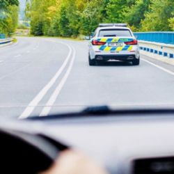 Policie v Praze doprovodila auto s rodící ženou do Podolí. Někteří řidiči cestu blokovali