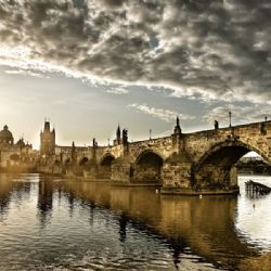 Praha si připomněla 669 let od založení Karlova mostu ranním průvodem s Karlem IV.