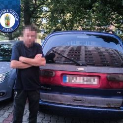 Zpátečka na 3,42 promile už nevyšla. Řidič v Plzni naboural zaparkované auto