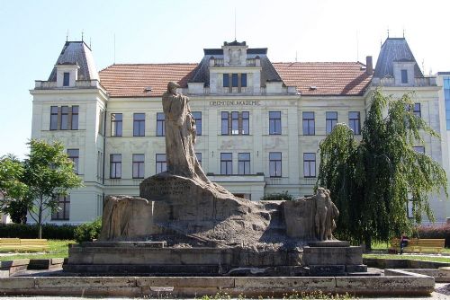 Foto: Husův pomník v Hořicích od Ladislava Šalouna prokoukl