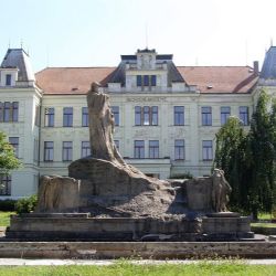 Husův pomník v Hořicích od Ladislava Šalouna prokoukl