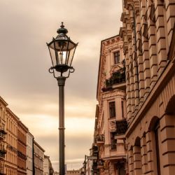 Nová pošta v sídle banky komplikuje parkování