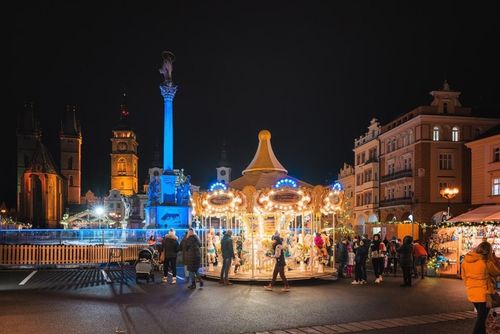 obrázek:Pierce Brosnan a Drawman rozsvítí Velké náměstí na Nový rok