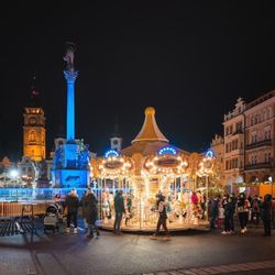 Pierce Brosnan a Drawman rozsvítí Velké náměstí na Nový rok