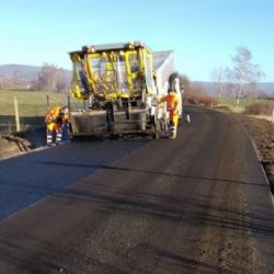 Rekonstrukce mostů do Špindlu: Turisté a záchranáři trpí